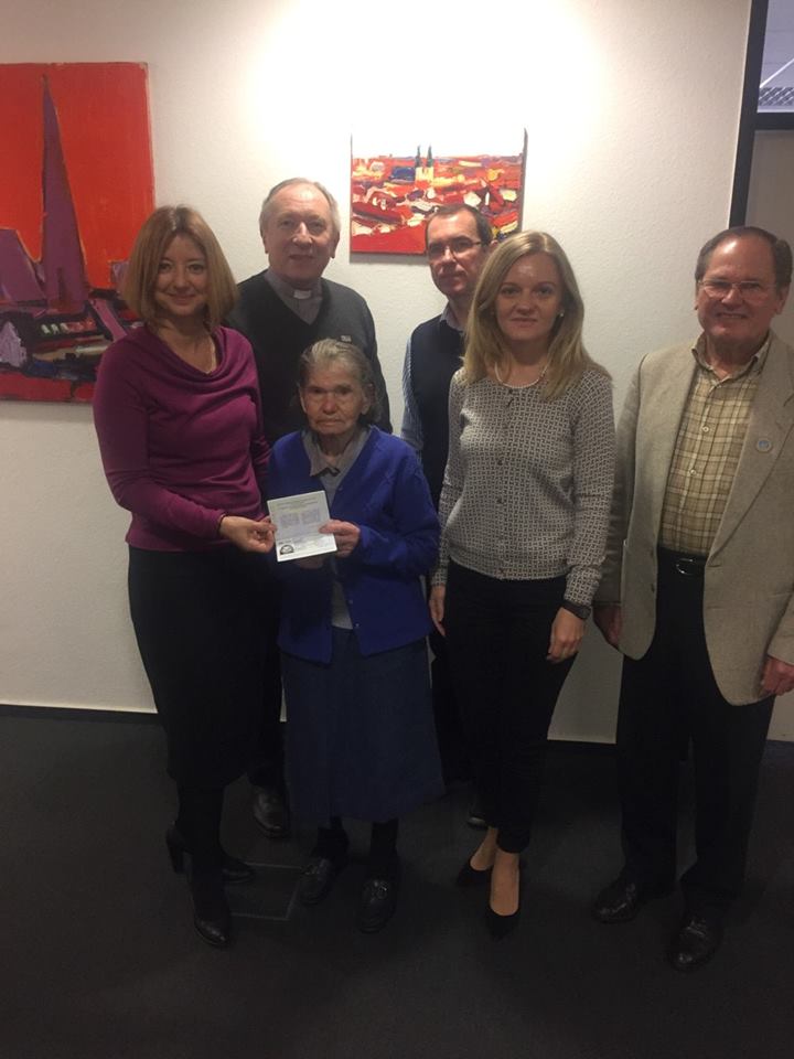 93-летняя украинка впервые в жизни получила паспорт: подробности