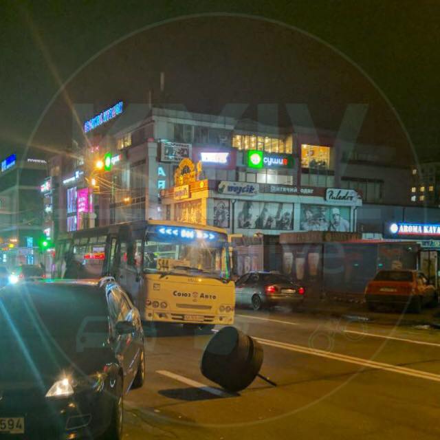 На ходу відпало колесо: маршрутник погрожував розправою за зйомку з місця ДТП