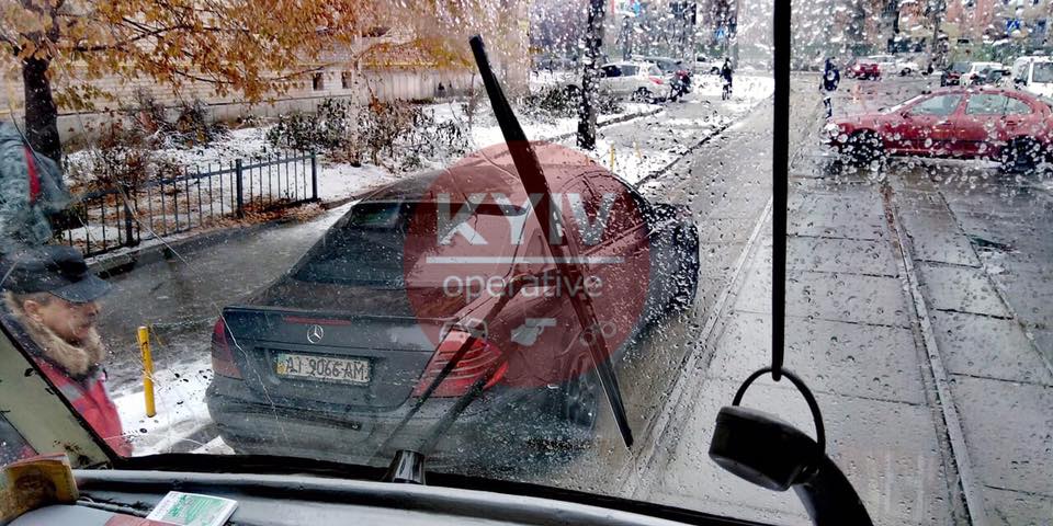 "Вибити йому скло!" У Києві водій авто перекрив шлях трамваю