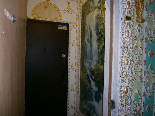 Почти Версаль: в Киеве пенсионер превратил подъезд дома в настоящий музей