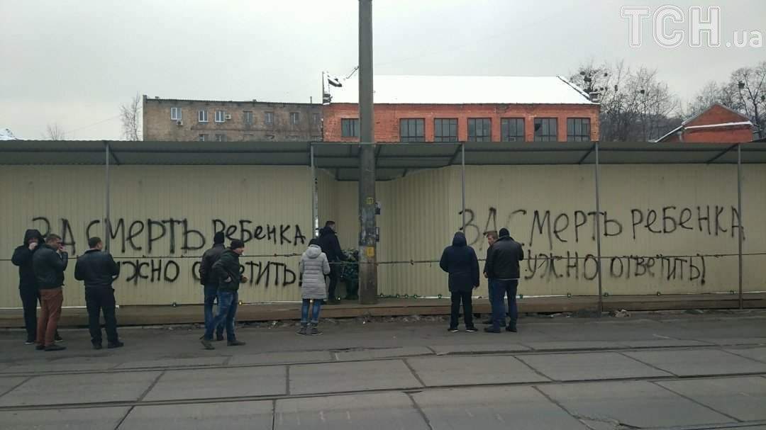 Кияни несуть квіти й свічки до будівництва, де трагічно загинув школяр (фото)