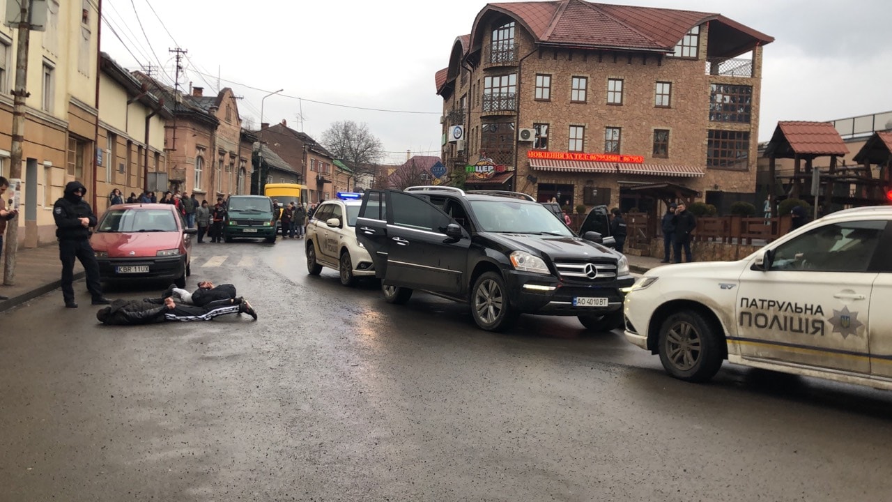 На Закарпатье под школой произошла перестрелка (фото, видео)