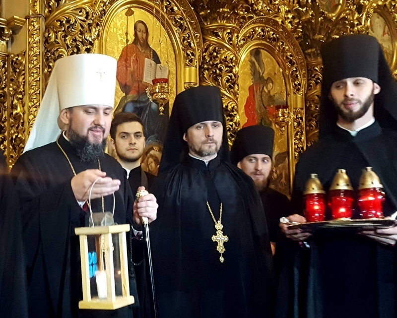 Епифанию передали Вифлеемский огонь: трогательные фото и видео