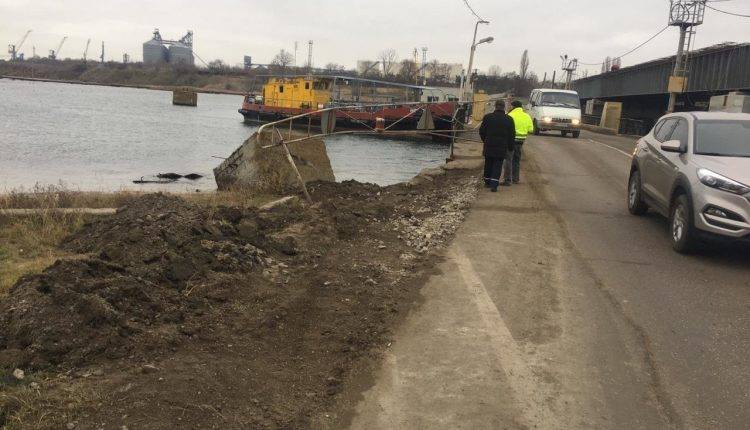Водитель был трезв: в Сухом лимане затонула машина с людьми (фото)