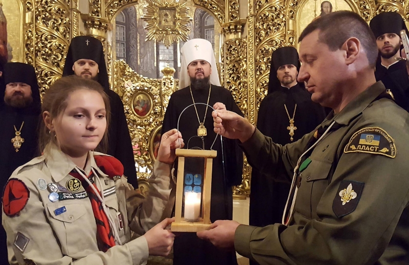 Епифанию передали Вифлеемский огонь: трогательные фото и видео