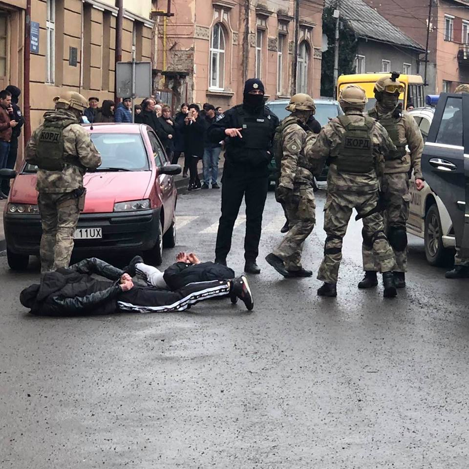 На Закарпатье под школой произошла перестрелка (фото, видео)