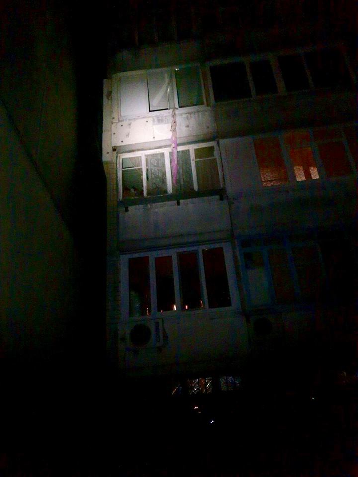 Горе-домушник &quot;тікав&quot; від поліції з 5 поверху по простирадлі, але зірвався (відео)