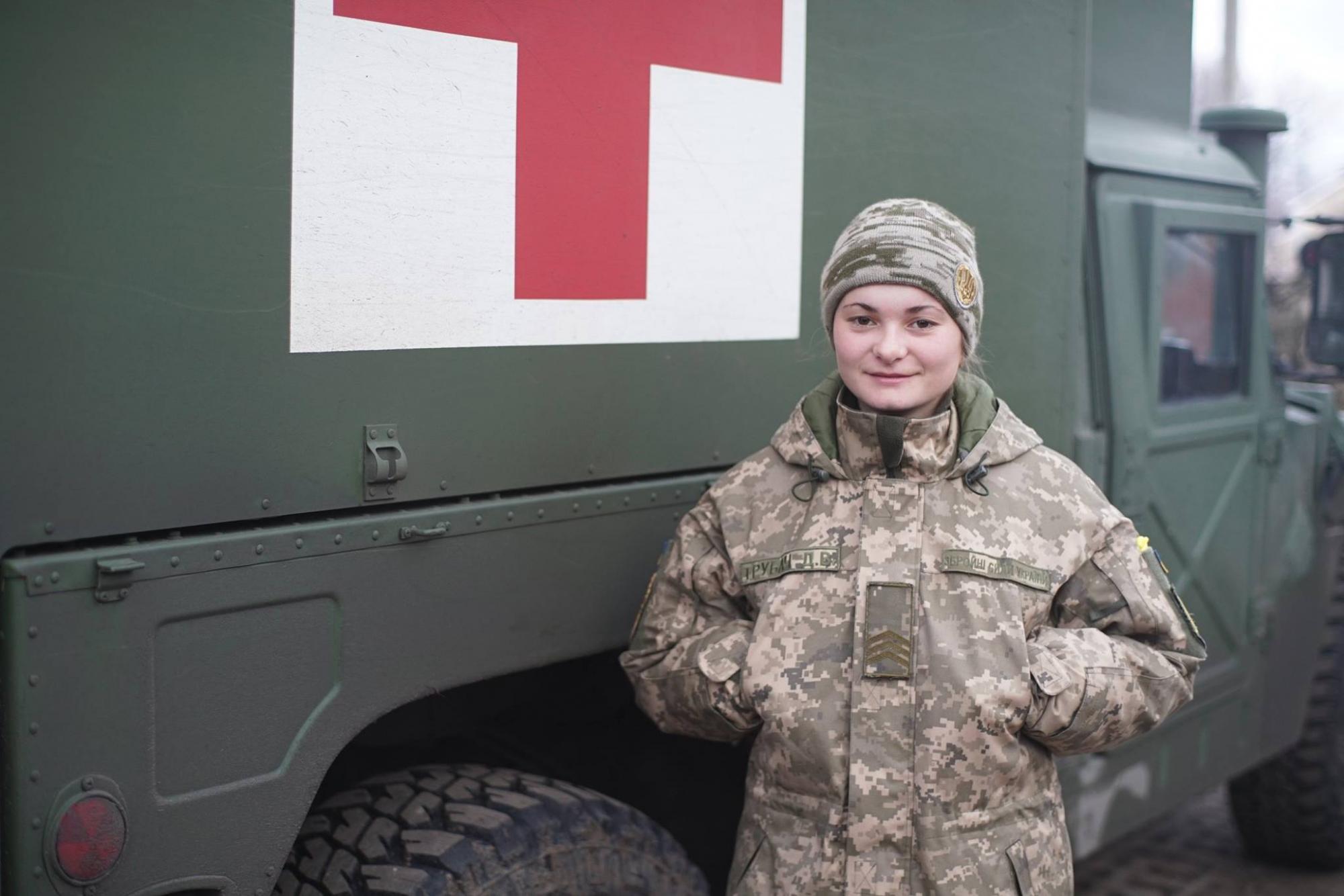 Пошла на фронт вслед за братом: история 22-летней медсестры поразила сеть