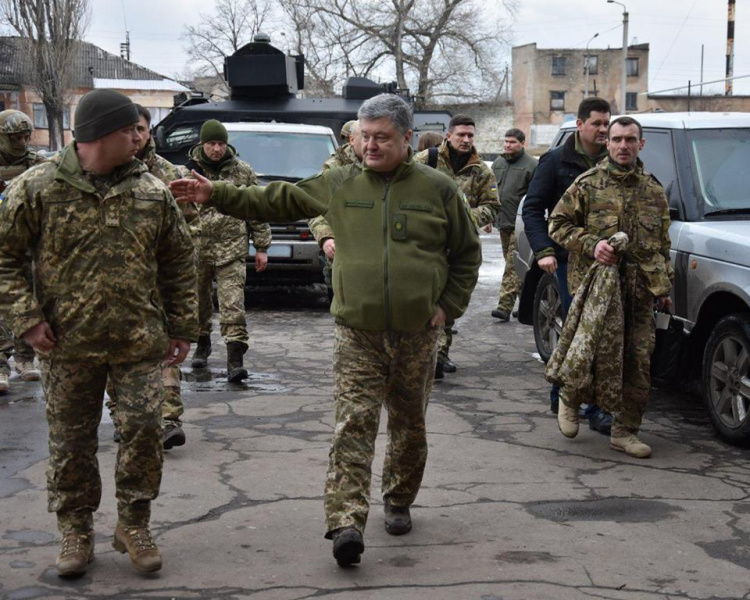 Порошенко вручил награды бойцам, которые возвращали украинские села в Луганской области