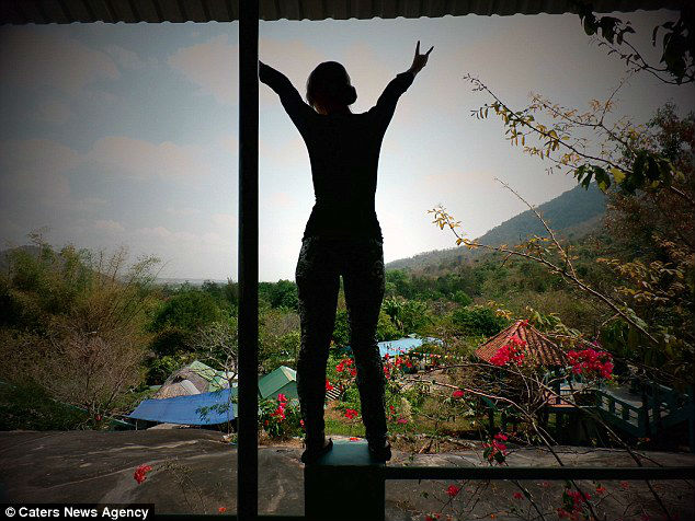 Студентка з Австралії їздить по всьому світу на побачення з багатими чоловіками