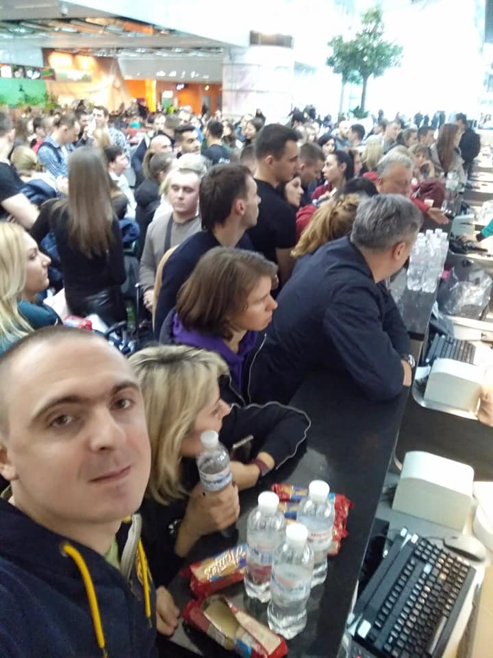 &quot;Просять чекати&quot;: в аеропорту &quot;Бориспіль&quot; застрягли сотні пасажирів (фото)