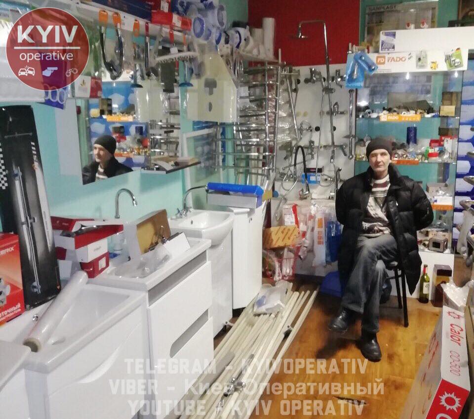 &quot;Гуру маркетинга&quot;: продавец &quot;отжал&quot; телефон за отказ покупать сантехнику