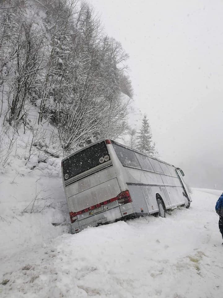 В Карпатах автобус с людьми вылетел с дороги (фото)
