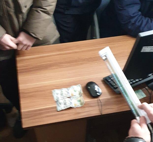 На Закарпатті прикордонник спробував з'їсти хабар (фото)