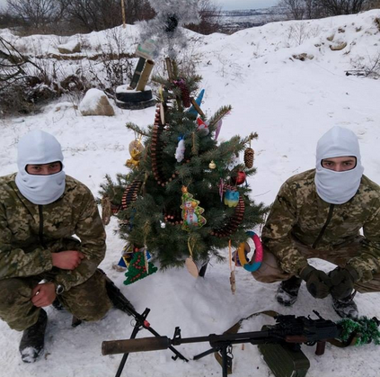 У мережі показали мілітарі-ялинку в зоні АТО