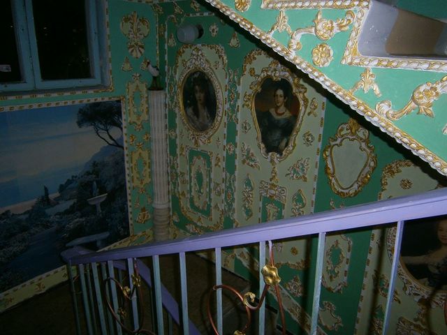 Почти Версаль: в Киеве пенсионер превратил подъезд дома в настоящий музей