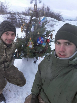 У мережі показали мілітарі-ялинку в зоні АТО