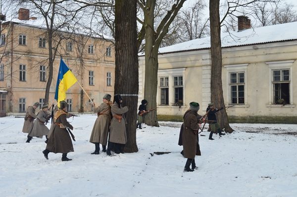 &quot;Это была победа духа и идеи&quot;: в Ивано-Франковске провели реконструкцию боя под Крутами
