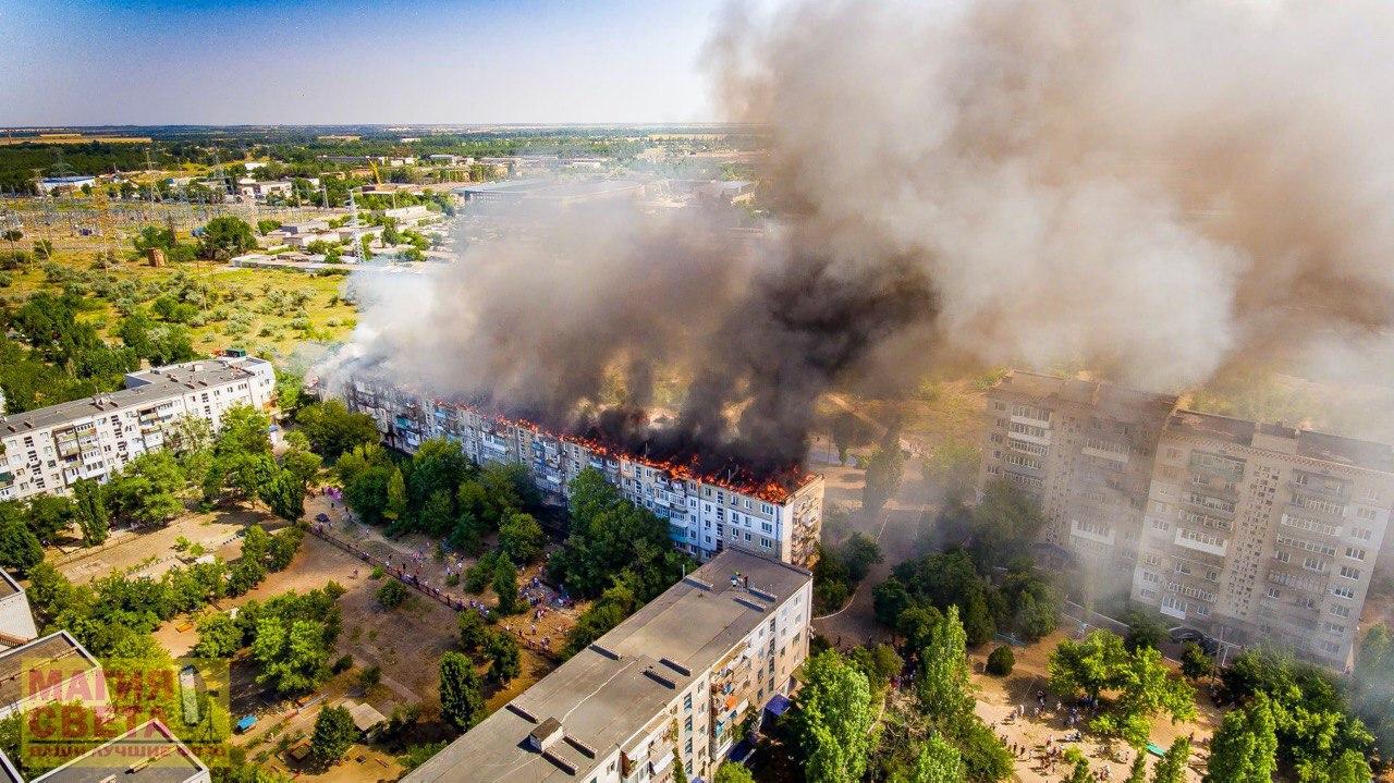 В Новой Каховке произошел масштабный пожар в многоэтажке: фото и видео инцидента