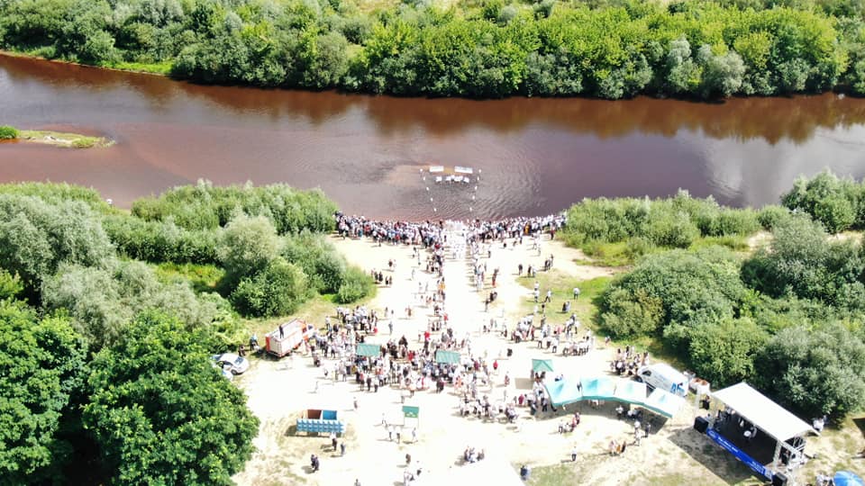 Большое крещение под Ровно: возле реки собрались сотни человек без масок
