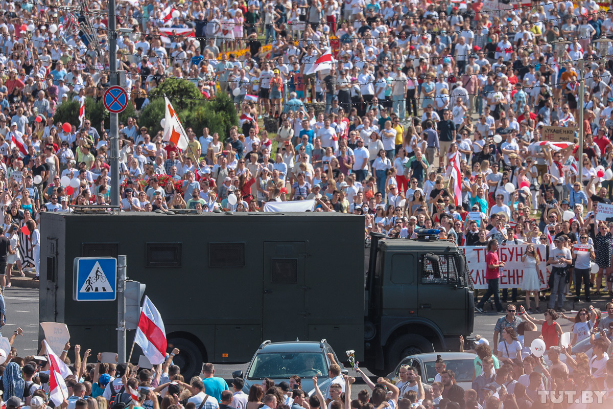 На мітинг в центрі Мінська вийшли сотні тисяч білорусів: вражаючі фото і відео