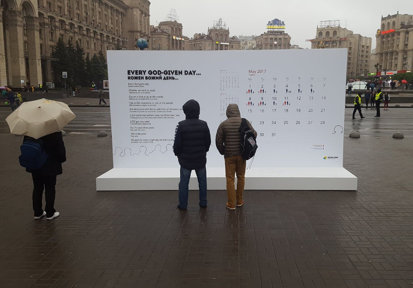 В центре Киева установили ужасающий календарь потерь украинцев на Донбассе