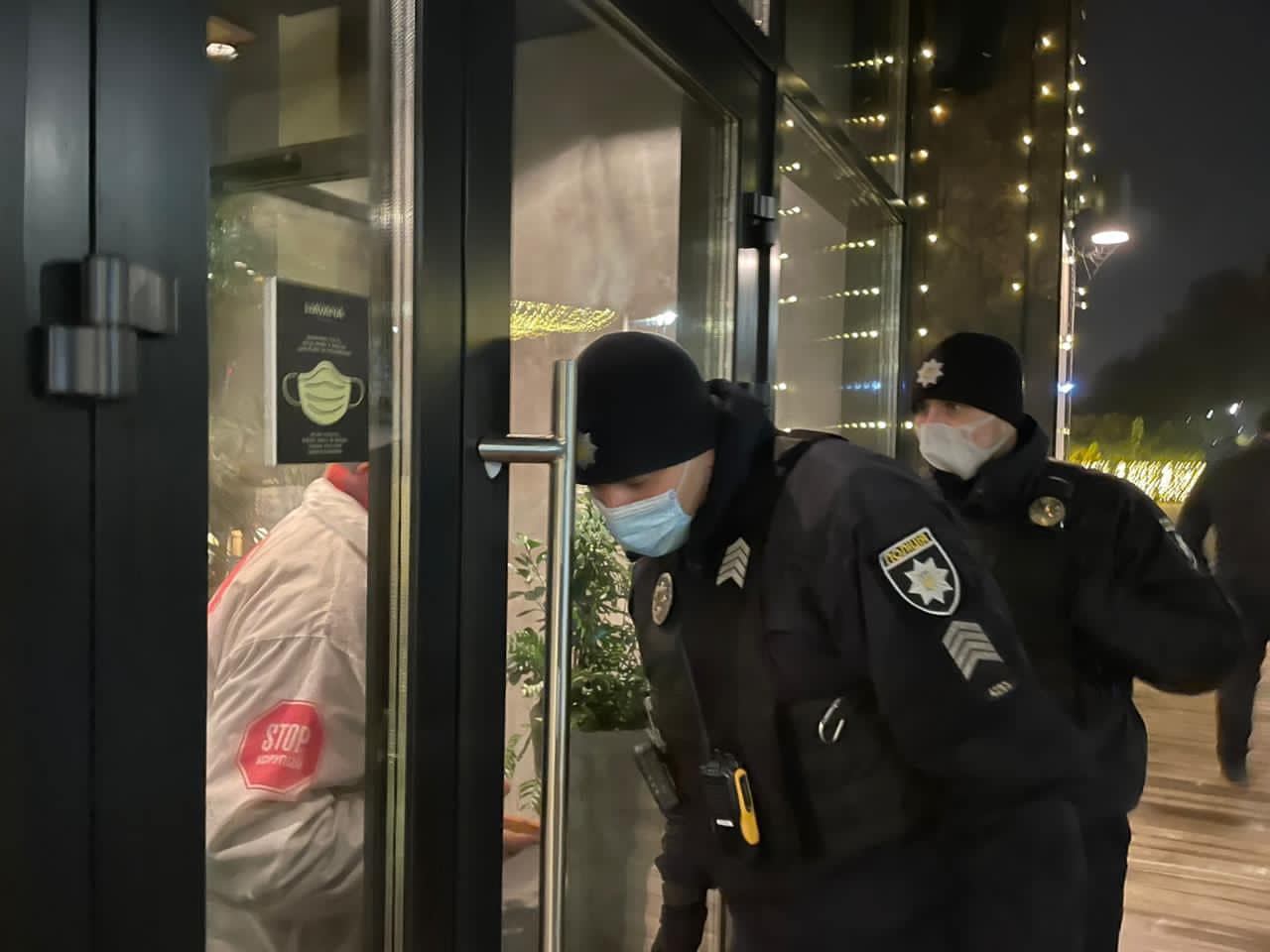 В Киеве полиция взяла штурмом элитный ресторан из-за нарушения карантина (видео)