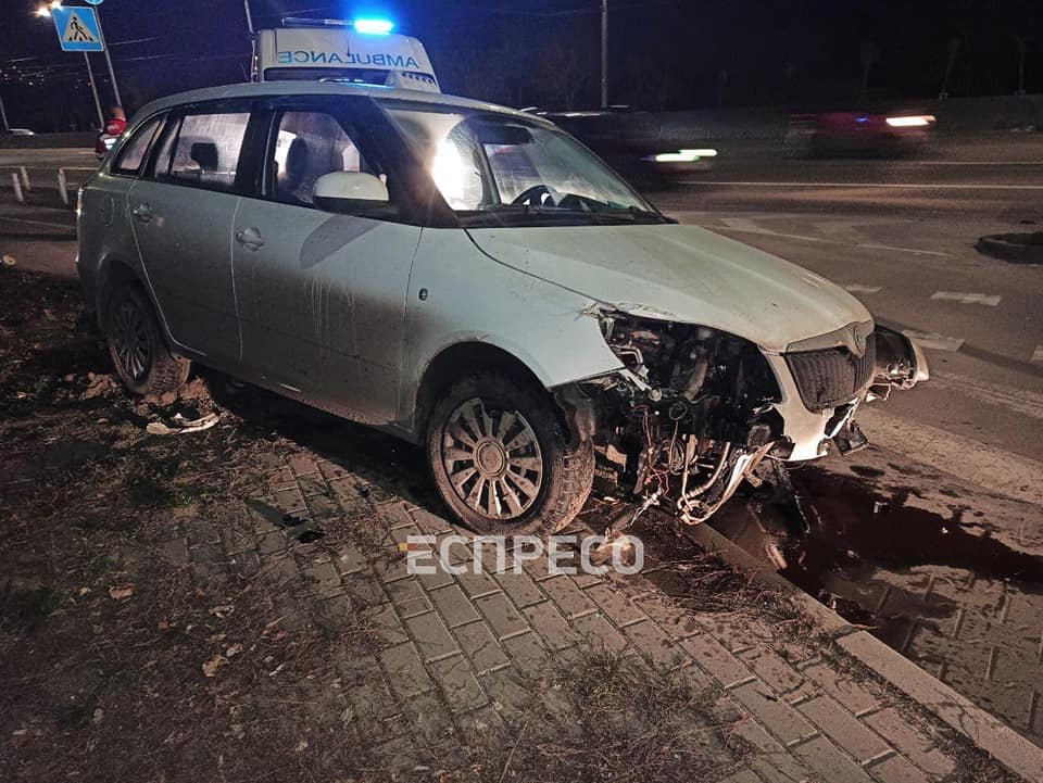 У Києві таксист помер за кермом під час руху: некероване авто вилетіло на тротуар