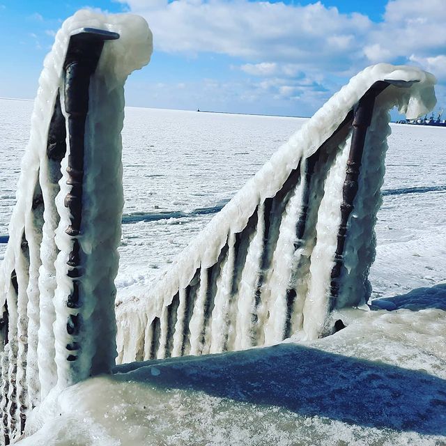 Азовское море сковали плотные льды: завораживающие фото