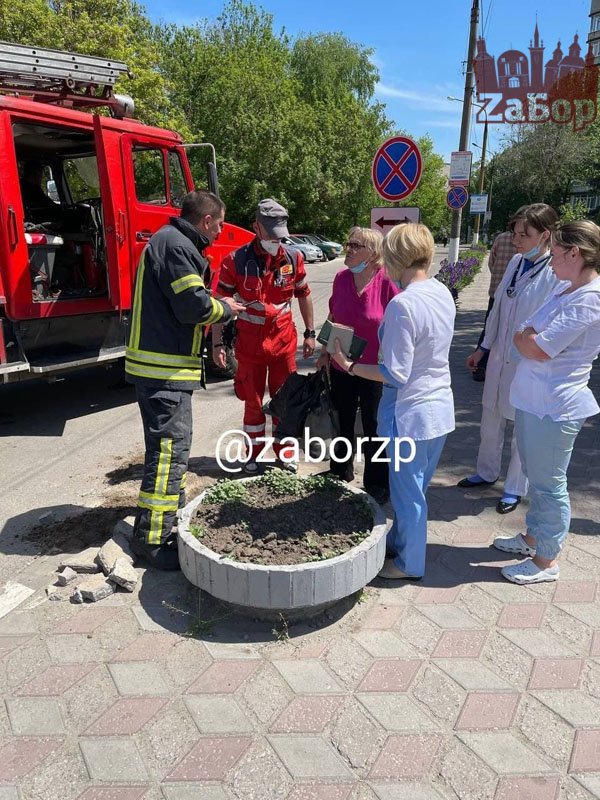 У Запоріжжі жінка провалилася під землю біля лікарні: довелося викликати рятувальників