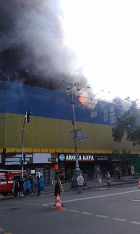 Пожар на Крещатике: Бывший центральный гастроном охватил огонь