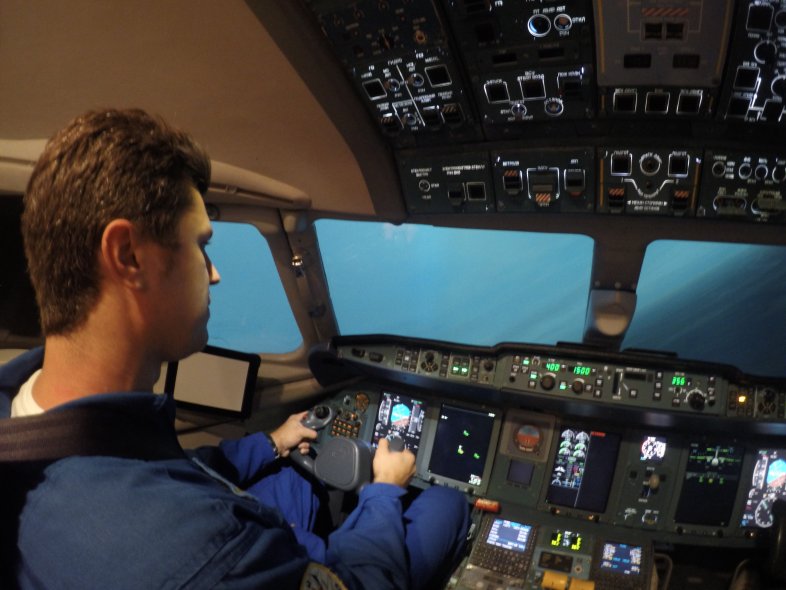 In the sky: известный украинский пианист создал мелодию к 70-летию ГП "Антонов" и посидел за штурвалом "Мрии"