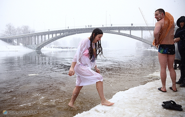 Водохреще 2018: як жителі Києва занурювалися на свято (фоторепортаж)