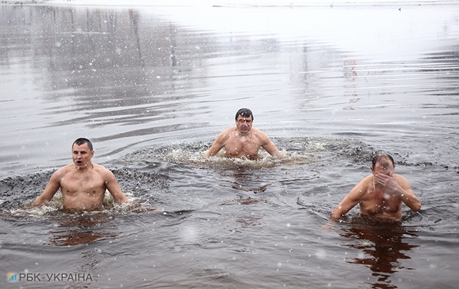 Водохреще 2018: як жителі Києва занурювалися на свято (фоторепортаж)