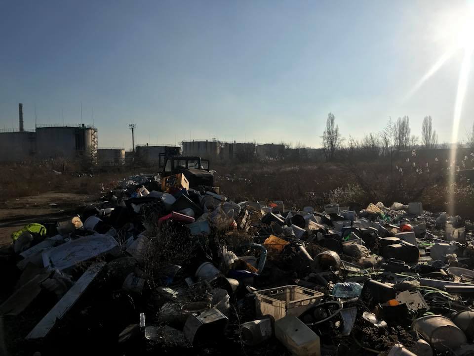 "Никто не обратил внимания на трех детей": семья два года жила на свалке в Одессе (фото)