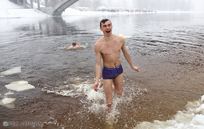Водохреще 2018: як жителі Києва занурювалися на свято (фоторепортаж)
