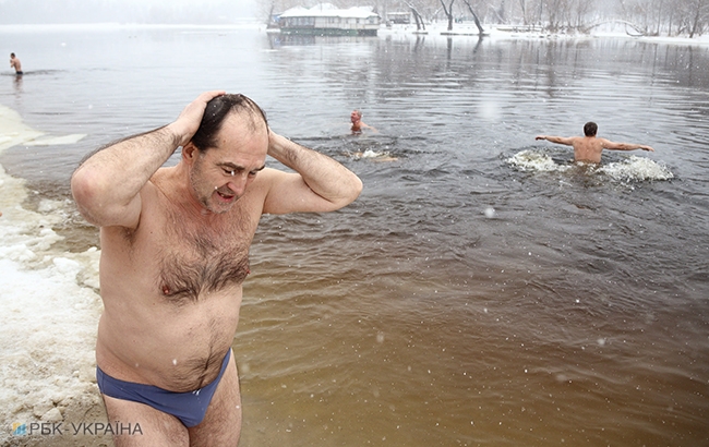 Водохреще 2018: як жителі Києва занурювалися на свято (фоторепортаж)