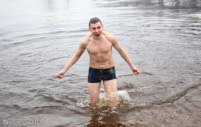 Водохреще 2018: як жителі Києва занурювалися на свято (фоторепортаж)