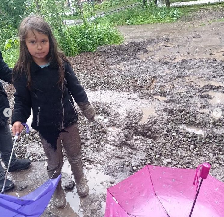 В Кривом Роге девочку засосала трясина из щебня от коммунальщиков: огораживать не стали
