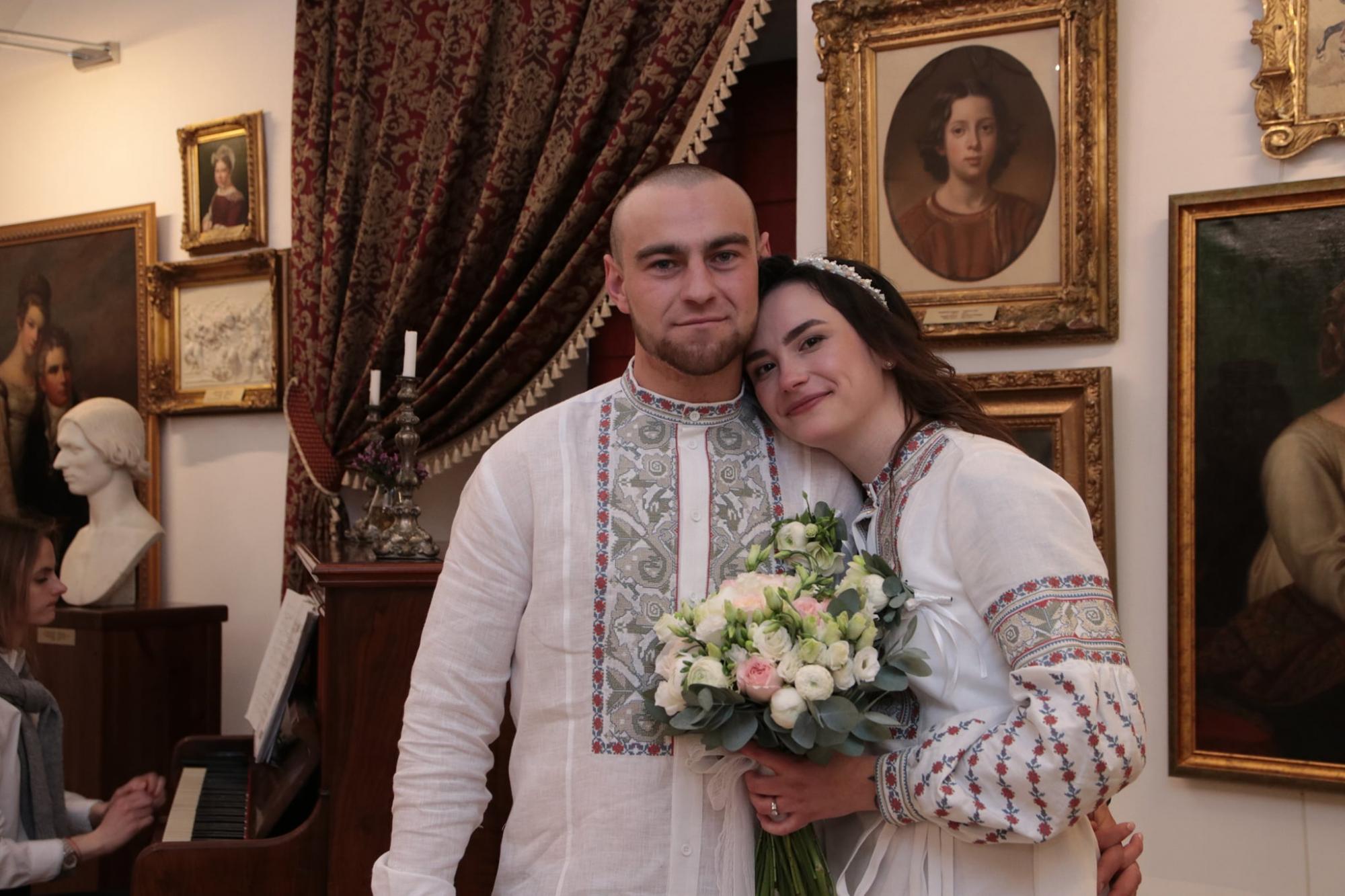 Украинские воины сыграли свадьбу в Луцком замке: фронтовая история любви (фото)