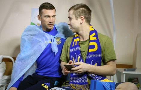 Шевченко и футболисты сборной проведали украинских военных в госпитале