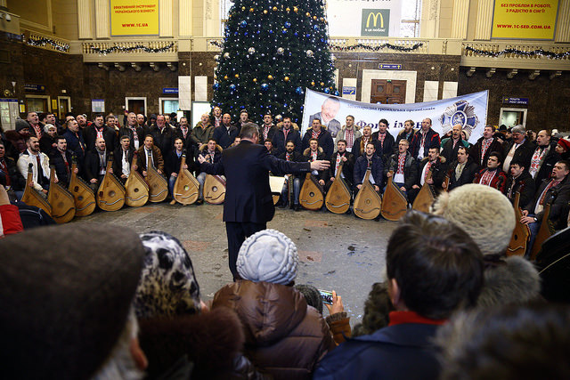 Бандуристы устроили рождественский флешмоб в холле Центрального железнодорожного вокзала