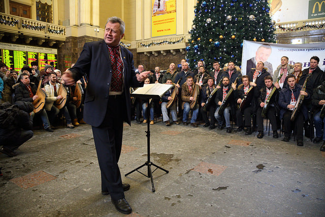 Бандуристы устроили рождественский флешмоб в холле Центрального железнодорожного вокзала
