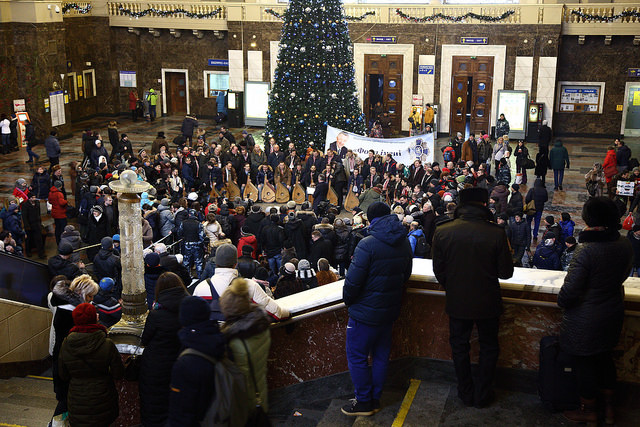 Бандуристы устроили рождественский флешмоб в холле Центрального железнодорожного вокзала