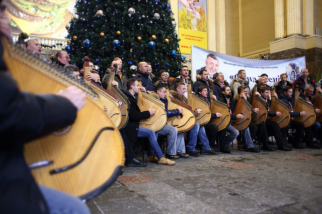 Бандуристы устроили рождественский флешмоб в холле Центрального железнодорожного вокзала