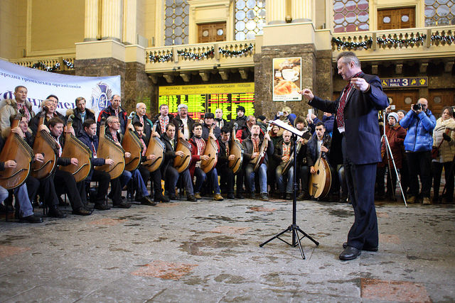Бандуристы устроили рождественский флешмоб в холле Центрального железнодорожного вокзала