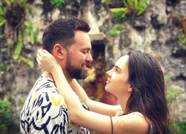 Ведучий Євробачення 2017 поїхав підкорювати Азію з дружиною-красунею (фото)