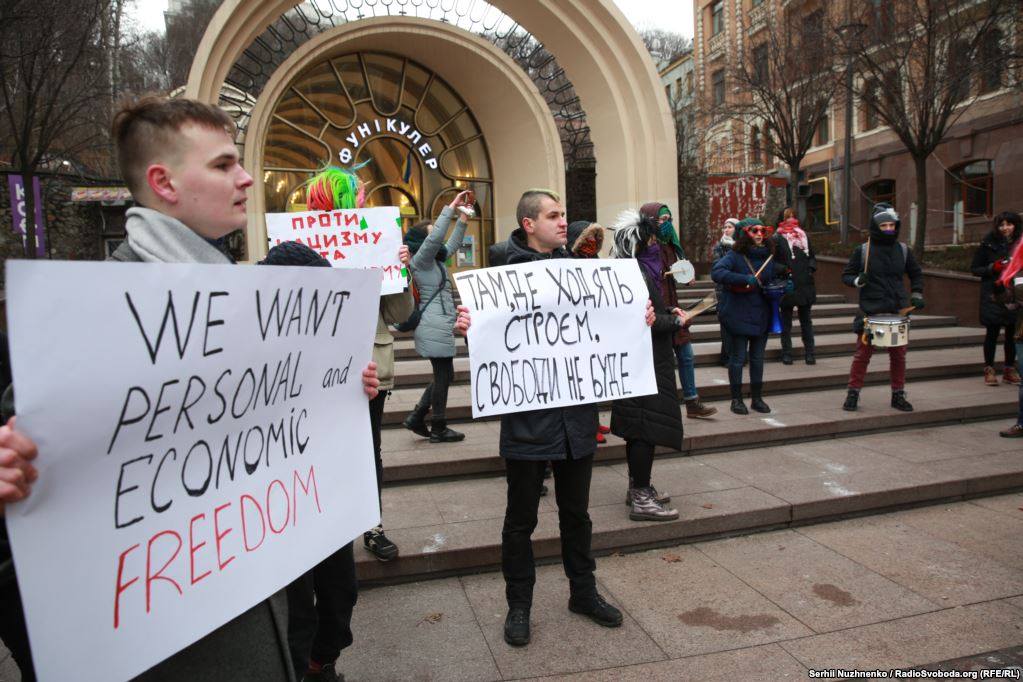 В Киеве несколько десятков человек вышли на митинг против &quot;Национальных дружин&quot;