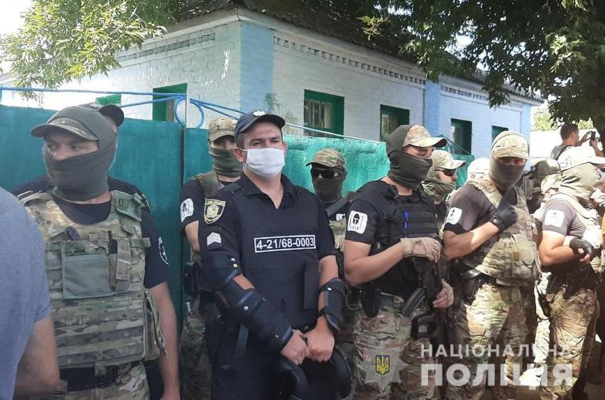 Под Харьковом эвакуировали ромов, против которых ополчилось село (видео)