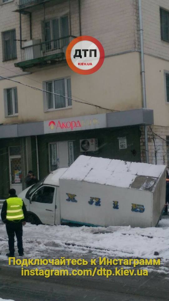 "Ранок починається не з кави": у Києві хлібовоз пішов під асфальт